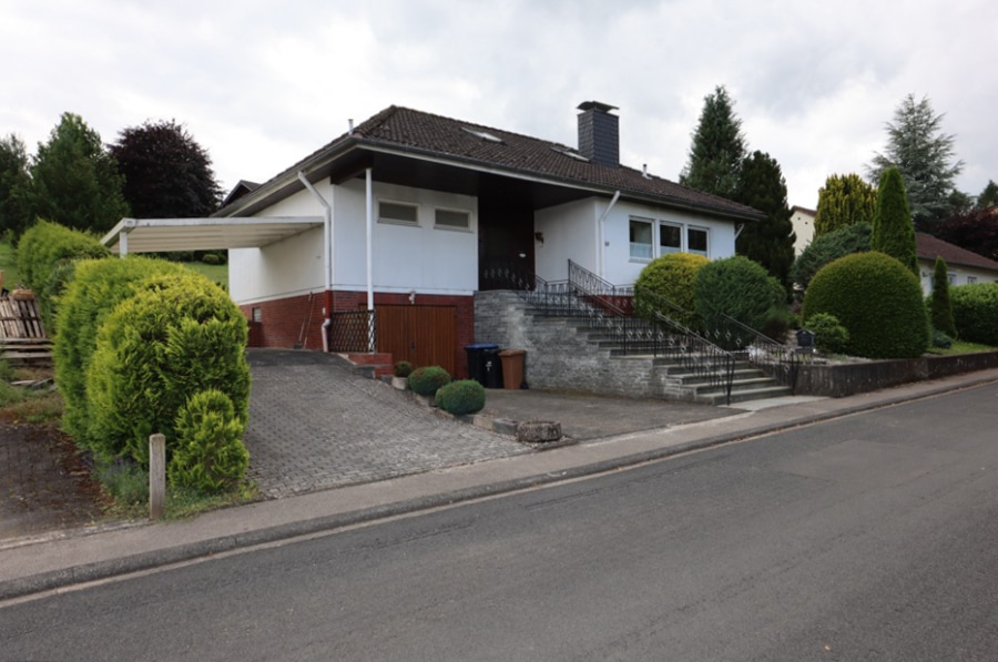 Straßenansicht - **VERKAUFT**Geräumiger Bungalow mit Terrasse, wunderschönem Garten mit Holzgartenhaus, Niederehe (15)