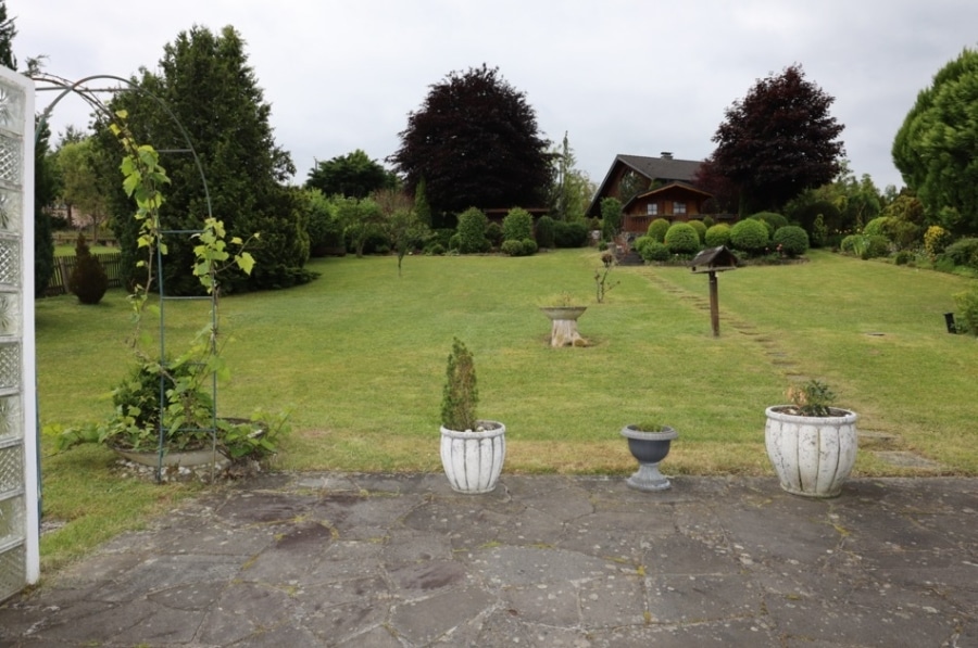 Garten hinten - **VERKAUFT**Geräumiger Bungalow mit Terrasse, wunderschönem Garten mit Holzgartenhaus, Niederehe (15)