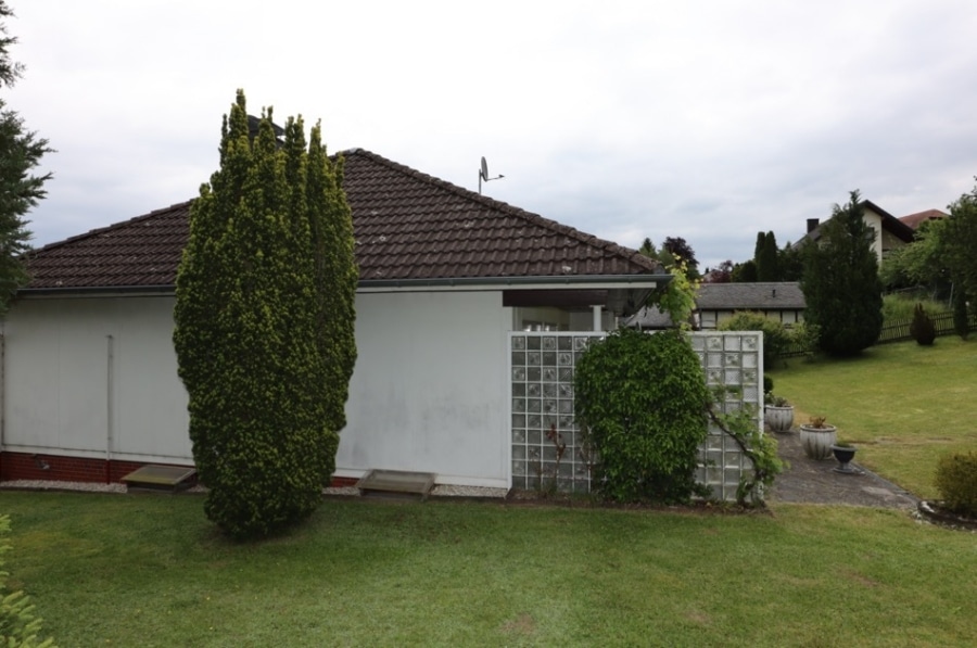 Ansicht rechts - **VERKAUFT**Geräumiger Bungalow mit Terrasse, wunderschönem Garten mit Holzgartenhaus, Niederehe (15)