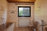 Bad - Gepflegtes Einfamilienhaus mit Garage, Garten und Einliegerwohnung, Kalenborn-Scheuern (8)