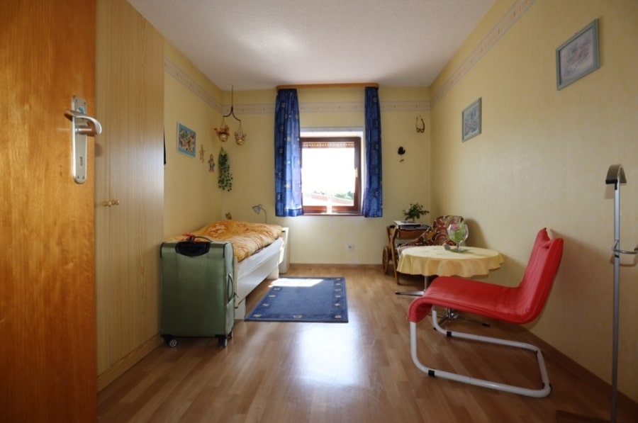 Schlafzimmer - Freistehendes ehemaliges Bauernhaus mit Bruchsteinscheune und Garagen Stroheich (4)