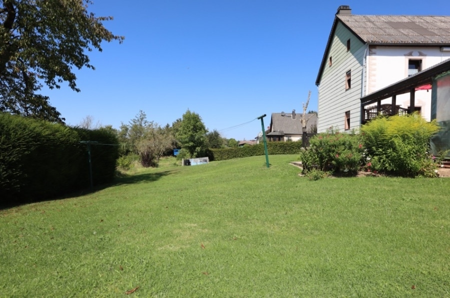 Garten - Freistehendes ehemaliges Bauernhaus mit Bruchsteinscheune und Garagen Stroheich (4)