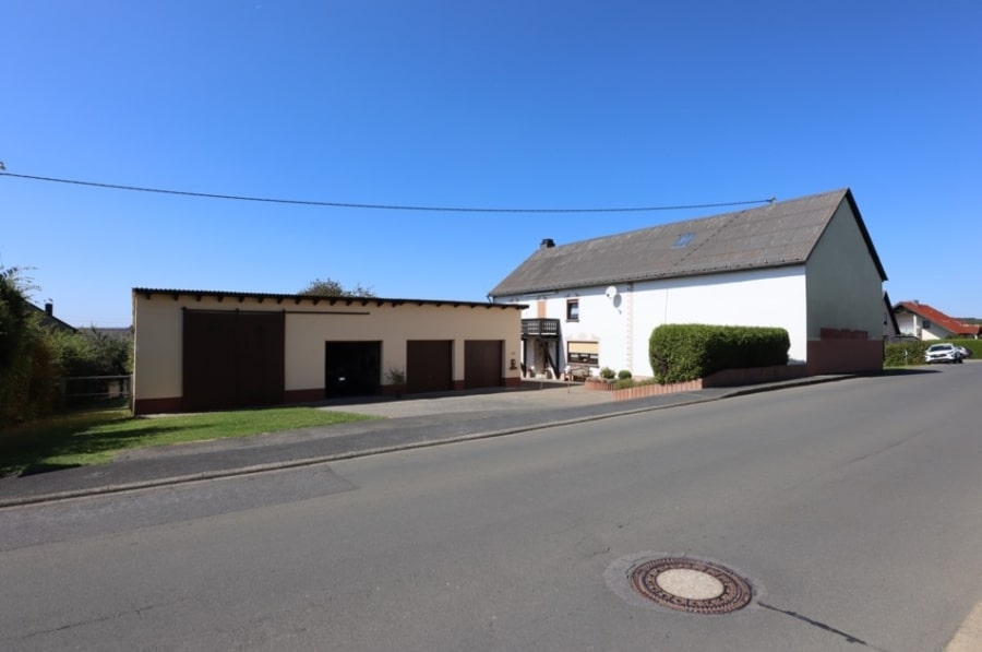 Stroheich - Vrijstaande, voormalige, boerderij met natuurstenen schuur en garages, te Stroheich (4)