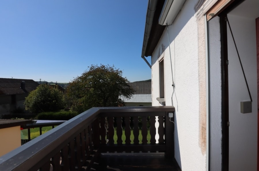 Balkon - Vrijstaande, voormalige, boerderij met natuurstenen schuur en garages, te Stroheich (4)