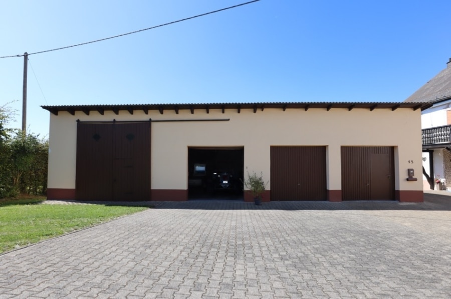 Garage - Vrijstaande, voormalige, boerderij met natuurstenen schuur en garages, te Stroheich (4)