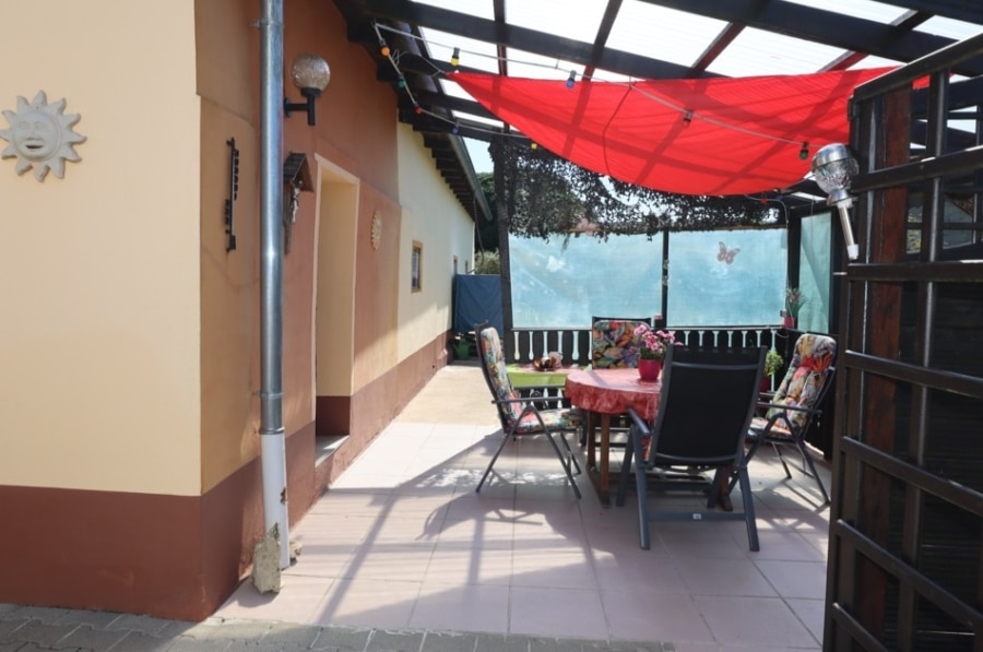 Terrasse - Vrijstaande, voormalige, boerderij met natuurstenen schuur en garages, te Stroheich (4)