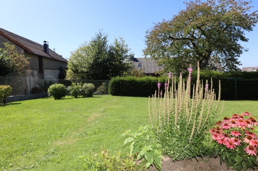 Garten - Freistehendes ehemaliges Bauernhaus mit Bruchsteinscheune und Garagen Stroheich (4)