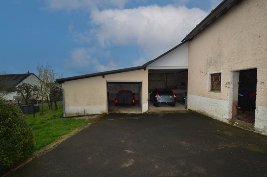 Hof - Eifeler Hoeve met grote omheinde tuin en karakteristieke bijgebouwen, Salm (11)