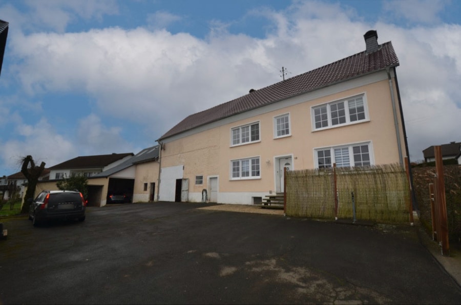 Hof - Eifeler Hoeve met grote omheinde tuin en karakteristieke bijgebouwen, Salm (11)