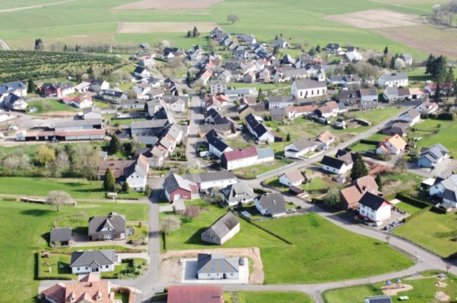 Salm - Eifeler Hoeve met grote omheinde tuin en karakteristieke bijgebouwen, Salm (11)