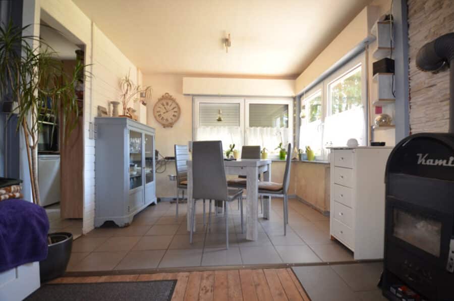 Kleines und schön renoviertes Ferienhaus mit großem Grundstück Wochenendhausgebiet Kordel - Wohn-/ Esszimmer