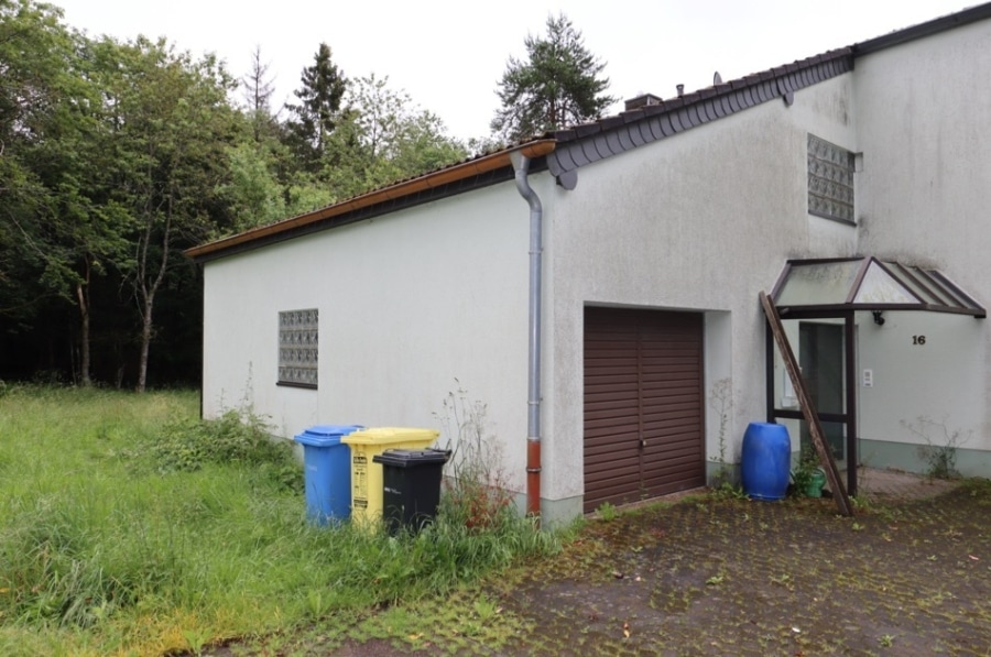 Garage - **RESERVIERT**Ehemaliges Jagdhaus in unverbaubarer Waldrandlage mit großem Grundstück, Neuhaus