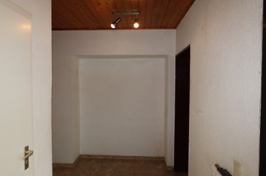 Garderobe - **RESERVIERT**Ehemaliges Jagdhaus in unverbaubarer Waldrandlage mit großem Grundstück, Neuhaus