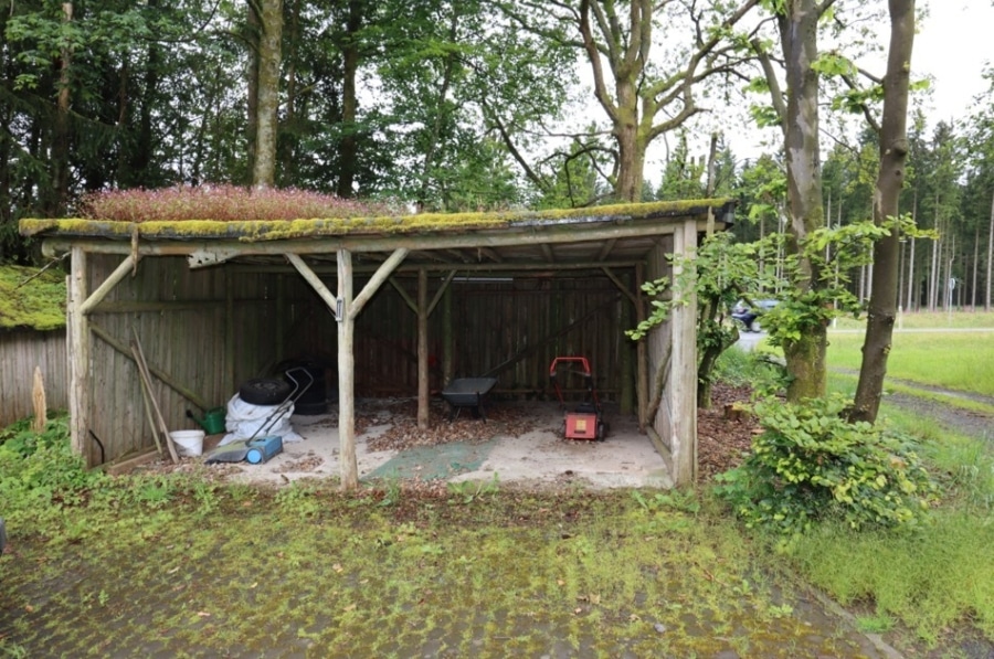 Carport - **RESERVIERT**Ehemaliges Jagdhaus in unverbaubarer Waldrandlage mit großem Grundstück, Neuhaus