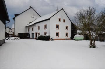 Historische -voormalige- boerderij met schuur en garage aan de gevelzijde, houten schuur, binnenplaats en kleine tuin te Baasem (2), 53949 Baasem, Einfamilienhaus