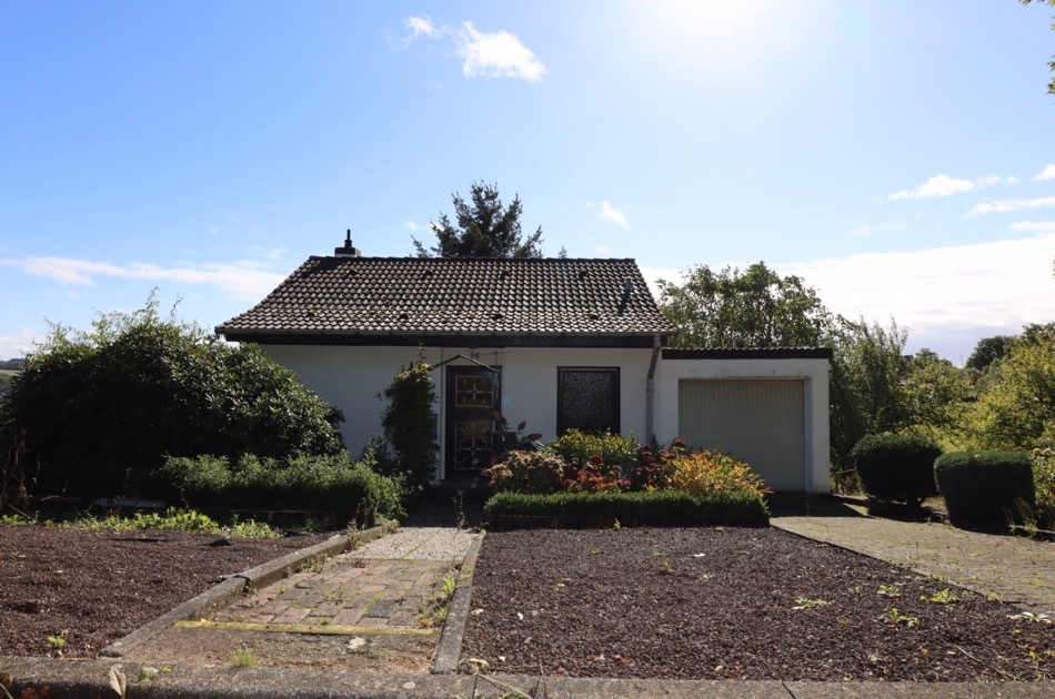 Einfamilienhaus mit Garage und schönem Grundstück in Ortsrandlage mit herrlicher Aussicht, Demerath