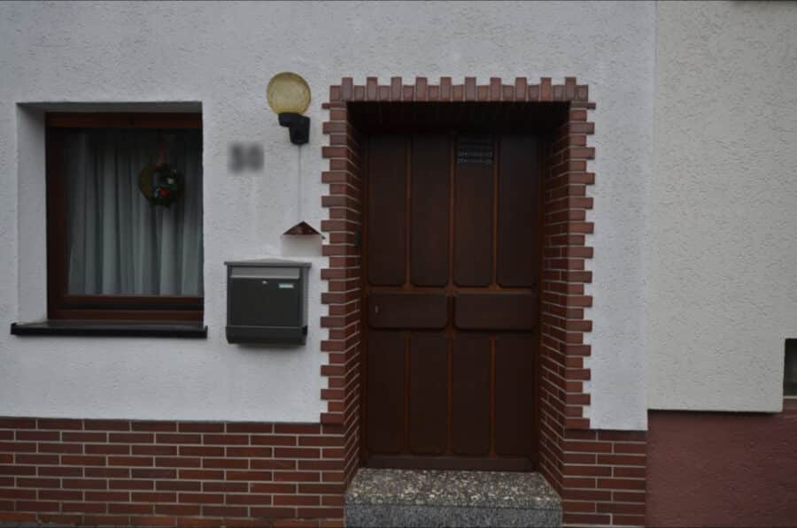Einfamilienhaus, einseitig angebaut mit Garten und Garage, zentrumsnah, Dahlem (15) - Eingang