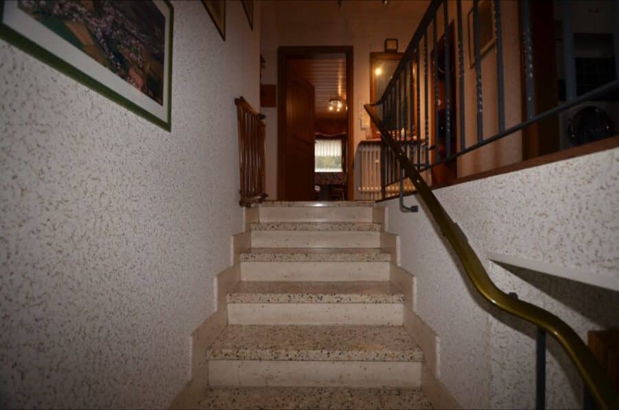 Einfamilienhaus, einseitig angebaut mit Garten und Garage, zentrumsnah, Dahlem (15) - Treppenaufgang