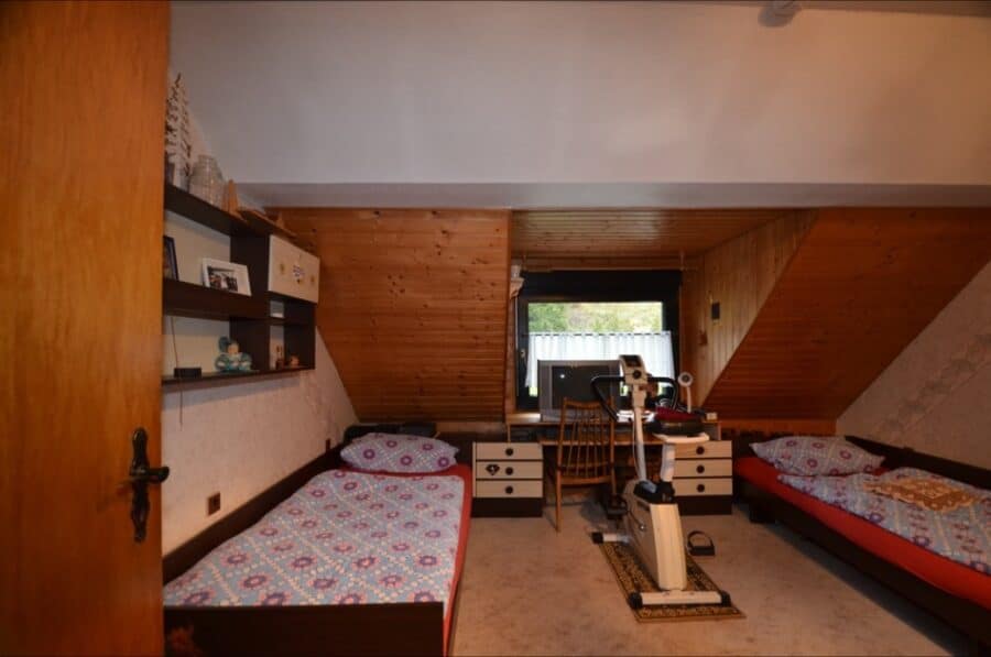 Einfamilienhaus, einseitig angebaut mit Garten und Garage, zentrumsnah, Dahlem (15) - Schlafzimmer 1