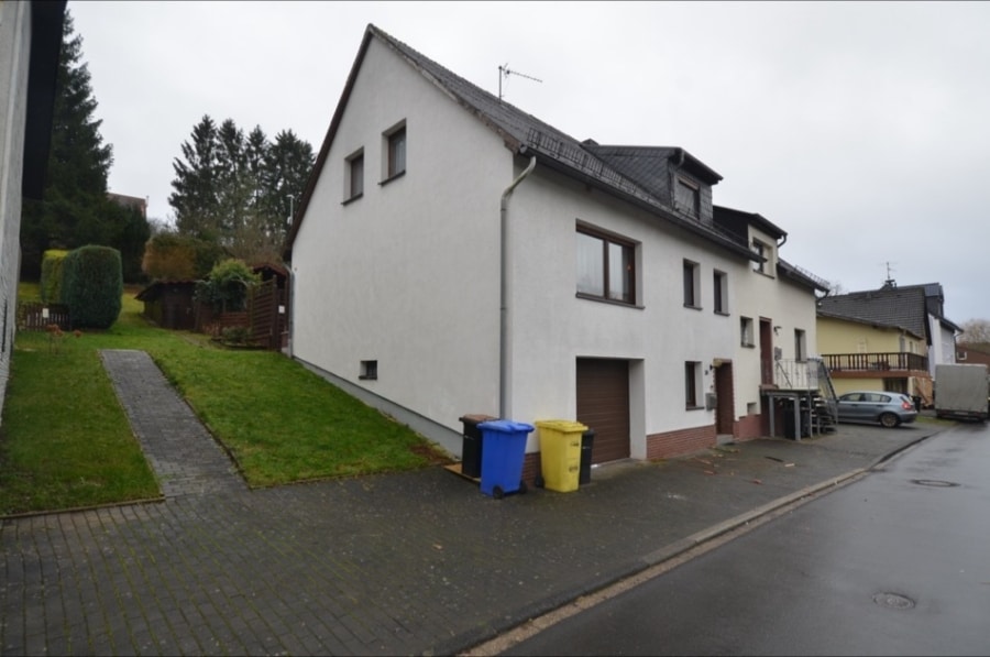 Giebelseite Stellplatz - **VERKAUFT**Einfamilienhaus, einseitig angebaut mit Garten und Garage, zentrumsnah, Dahlem (15)