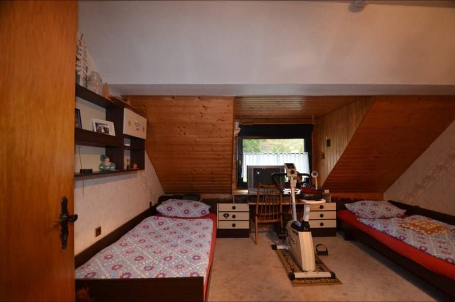 Schlafzimmer 1 - **VERKAUFT**Einfamilienhaus, einseitig angebaut mit Garten und Garage, zentrumsnah, Dahlem (15)