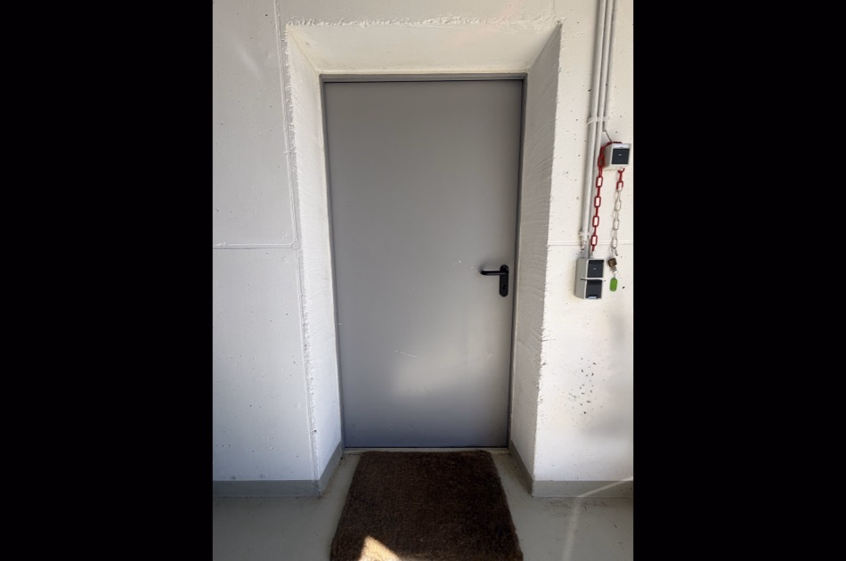 Zugang zum Haus von Garage