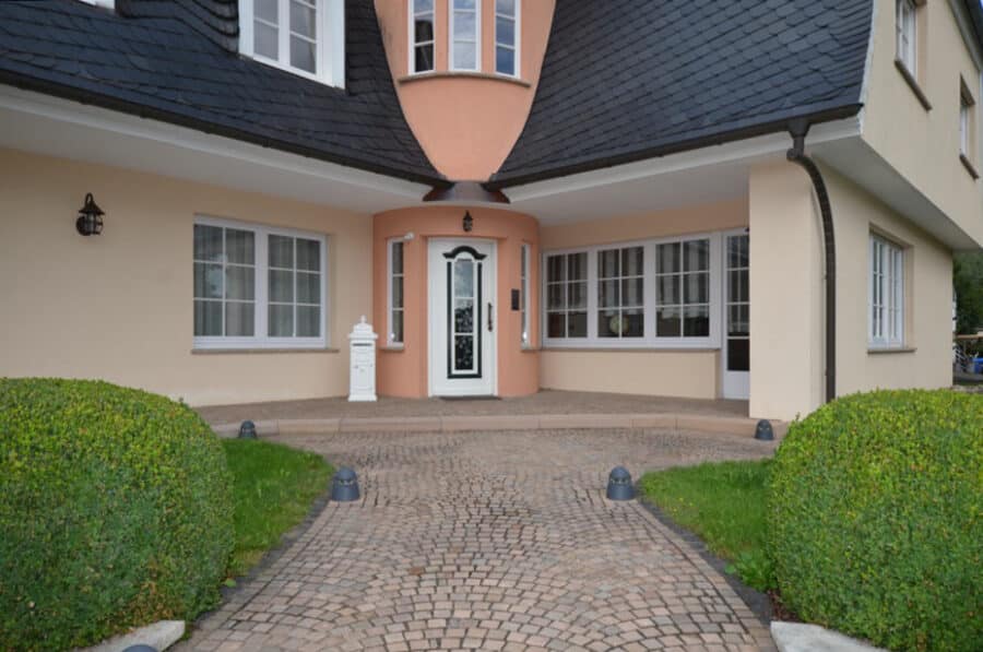 Villa in ruhiger Ortsrandlage mit Garten, Wallenborn (7) - Eingang