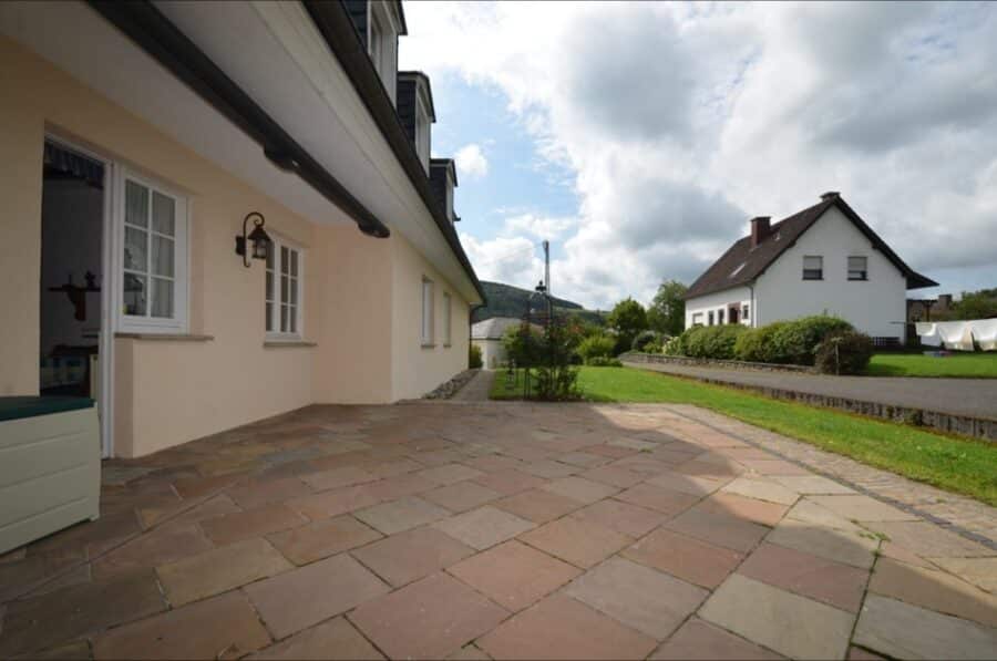 Villa in ruhiger Ortsrandlage mit Garten, Wallenborn (7) - Terrasse