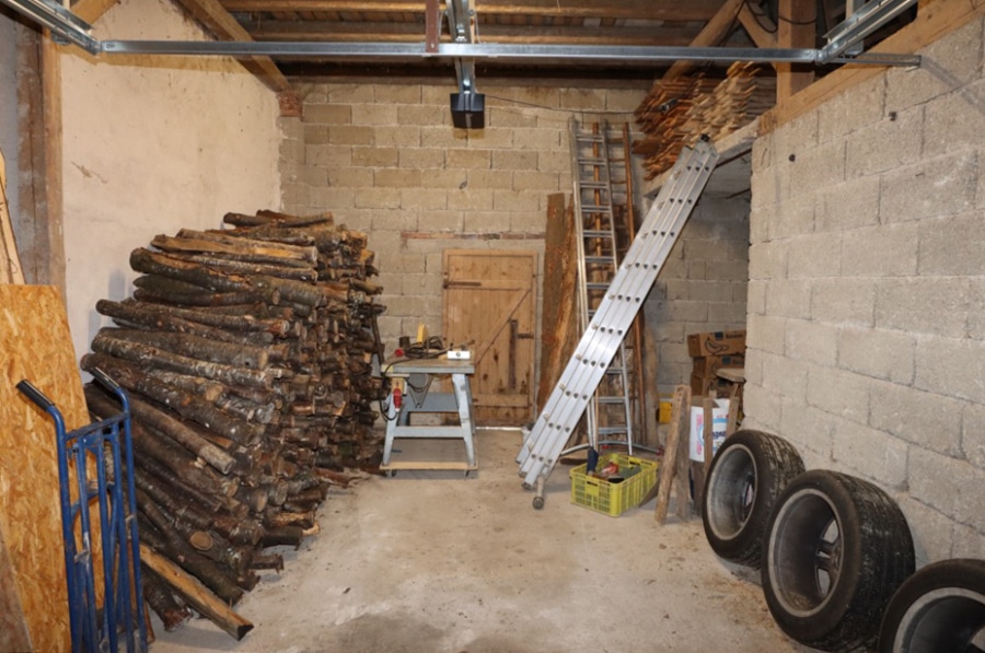 Garage - Voormalige Boerderij met veel extra ruimtes, bijgebouwen en grote, ruime, tuin te Höchstberg (2)