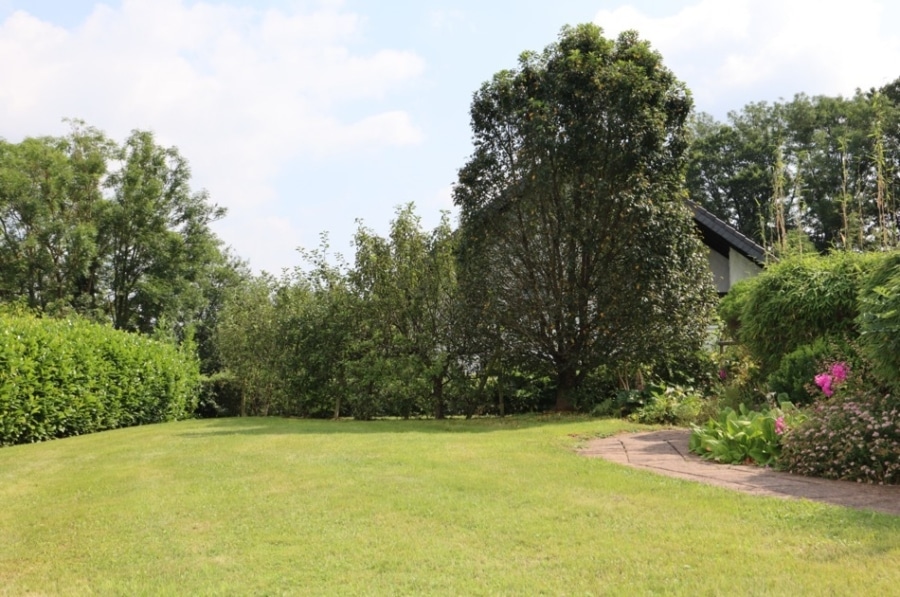 Garten - Wunderschönes saniertes Einfamilienhaus mit bis zu 5 Schlafzimmern, PV-Anlage, 3 Garagen und Garten