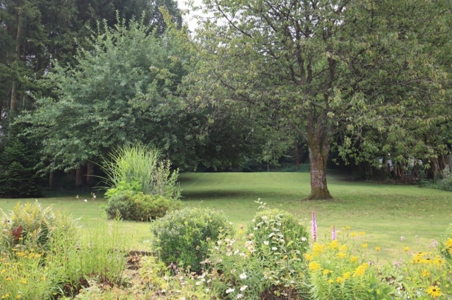 Garten - Wunderschönes saniertes Einfamilienhaus mit bis zu 5 Schlafzimmern, PV-Anlage, 3 Garagen und Garten