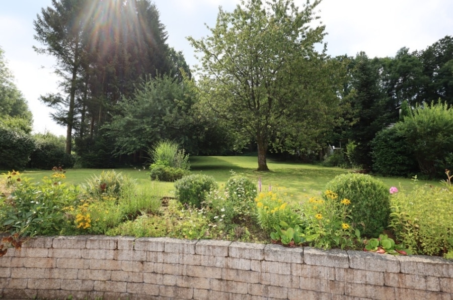 Garten - Wunderschönes saniertes Einfamilienhaus mit bis zu 5 Schlafzimmern, PV-Anlage, 3 Garagen und Garten