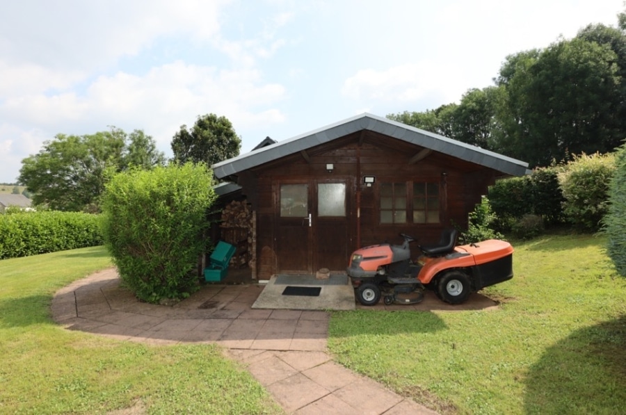 Gartenhaus - Gezellige en prachtige eengezinswoning met apart appartement, 3 garages en grote tuin +tuinhuis in Lissendorf (45)