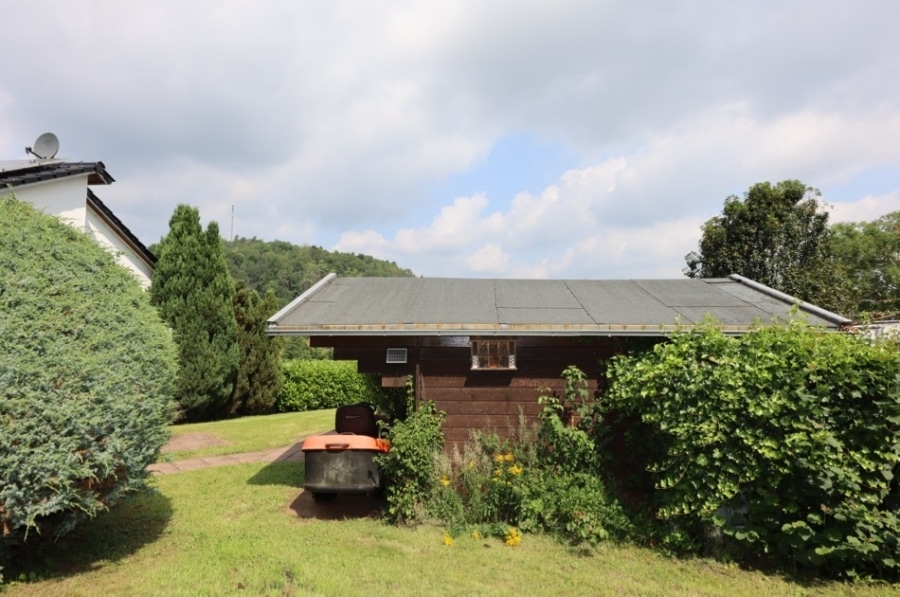 Gartenhaus - Wunderschönes saniertes Einfamilienhaus mit bis zu 5 Schlafzimmern, PV-Anlage, 3 Garagen und Garten