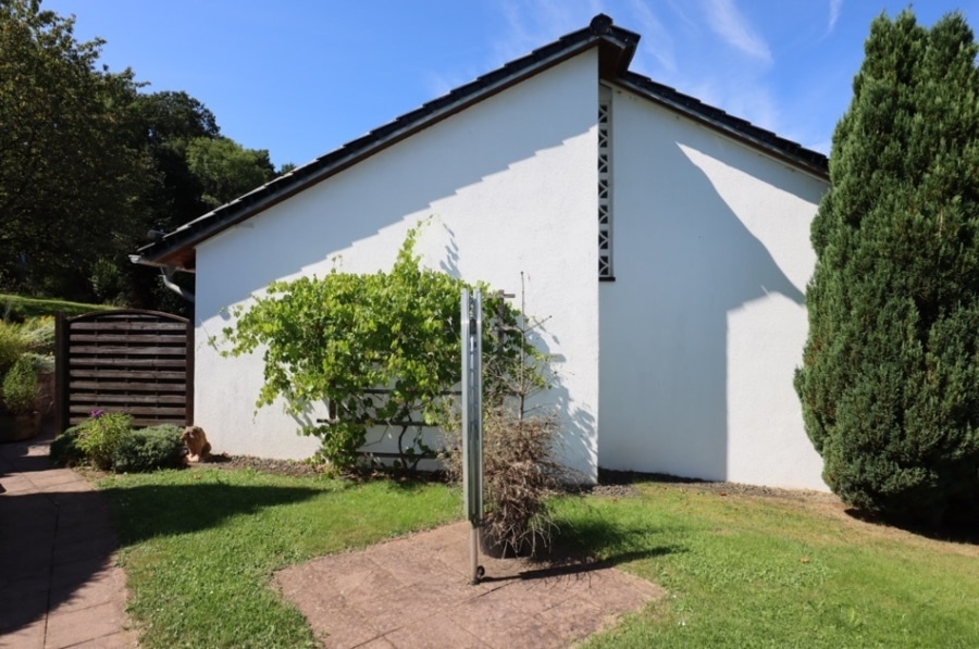 Ostansicht - Gezellige en prachtige eengezinswoning met apart appartement, 3 garages en grote tuin +tuinhuis in Lissendorf (45)