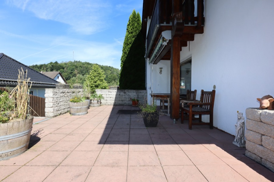 Westterrasse - Gezellige en prachtige eengezinswoning met apart appartement, 3 garages en grote tuin +tuinhuis in Lissendorf (45)