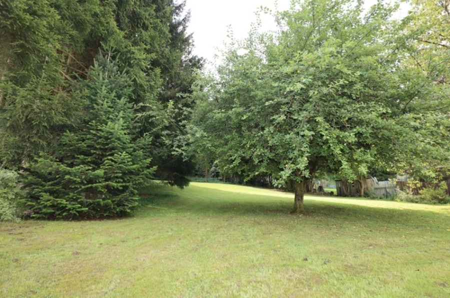 Garten - Gezellige en prachtige eengezinswoning met apart appartement, 3 garages en grote tuin +tuinhuis in Lissendorf (45)