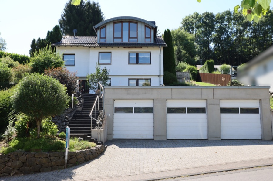 Straßenansicht - Wunderschönes saniertes Einfamilienhaus mit bis zu 5 Schlafzimmern, PV-Anlage, 3 Garagen und Garten