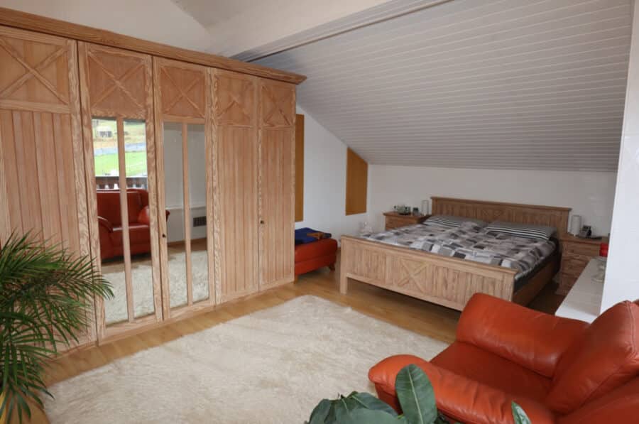 Gemütliches Einfamilienhaus mit Einliegerwohnung, 3 Garagen und großem Garten Lissendorf (45) - Schlafzimmer