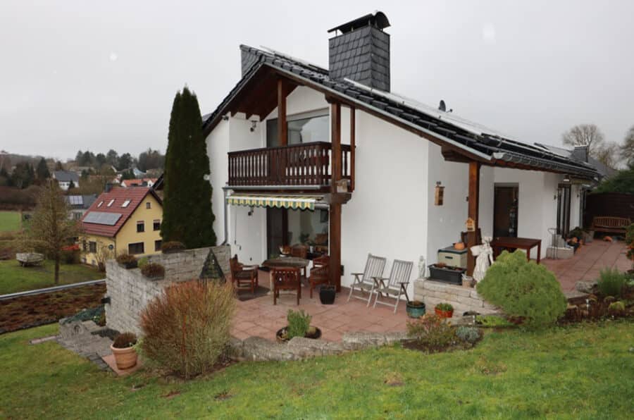 Gemütliches Einfamilienhaus mit Einliegerwohnung, 3 Garagen und großem Garten Lissendorf (45) - Giebelseite