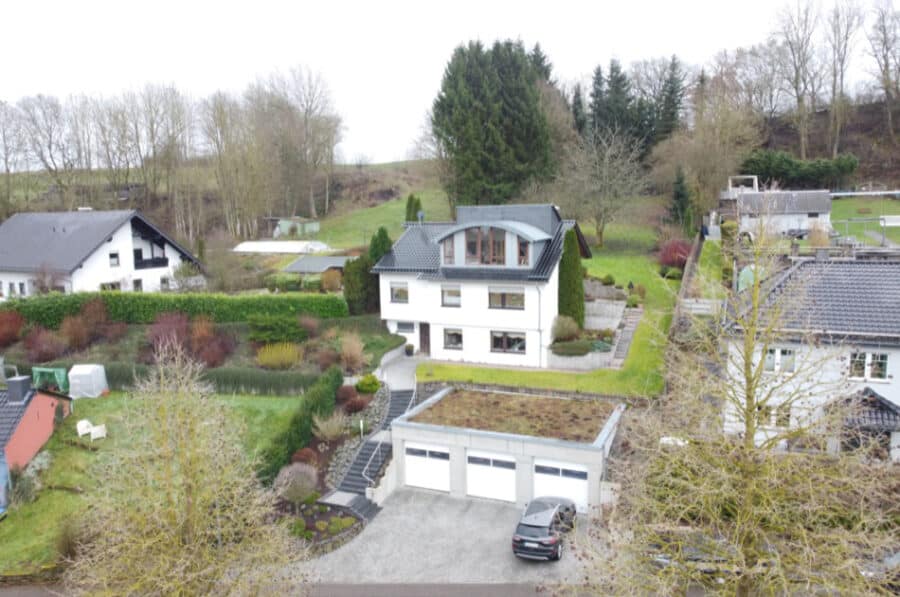 Gemütliches Einfamilienhaus mit Einliegerwohnung, 3 Garagen und großem Garten Lissendorf (45) - Straßenansicht