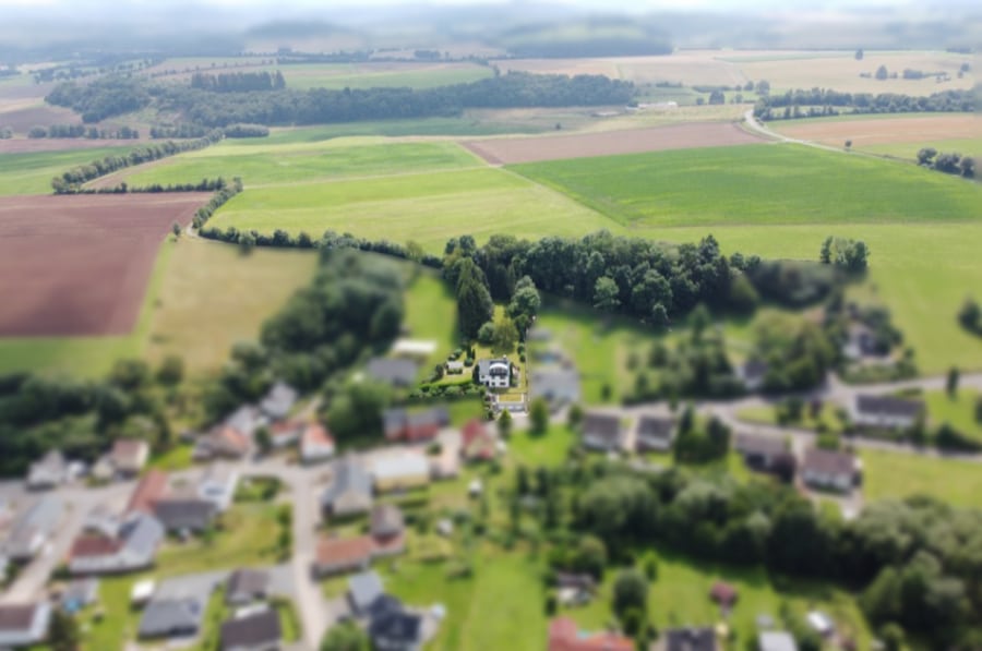 Lissendorf - Wunderschönes saniertes Einfamilienhaus mit bis zu 5 Schlafzimmern, PV-Anlage, 3 Garagen und Garten