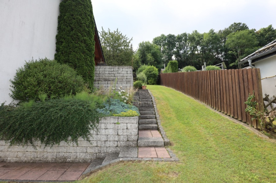 Garten - Gezellige en prachtige eengezinswoning met apart appartement, 3 garages en grote tuin +tuinhuis in Lissendorf (45)