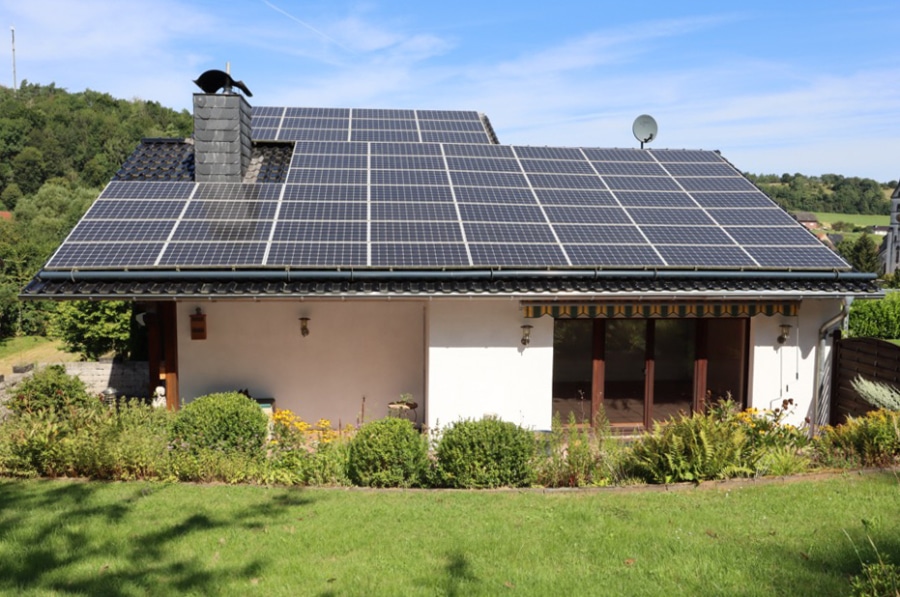 Rückseite - Wunderschönes saniertes Einfamilienhaus mit bis zu 5 Schlafzimmern, PV-Anlage, 3 Garagen und Garten