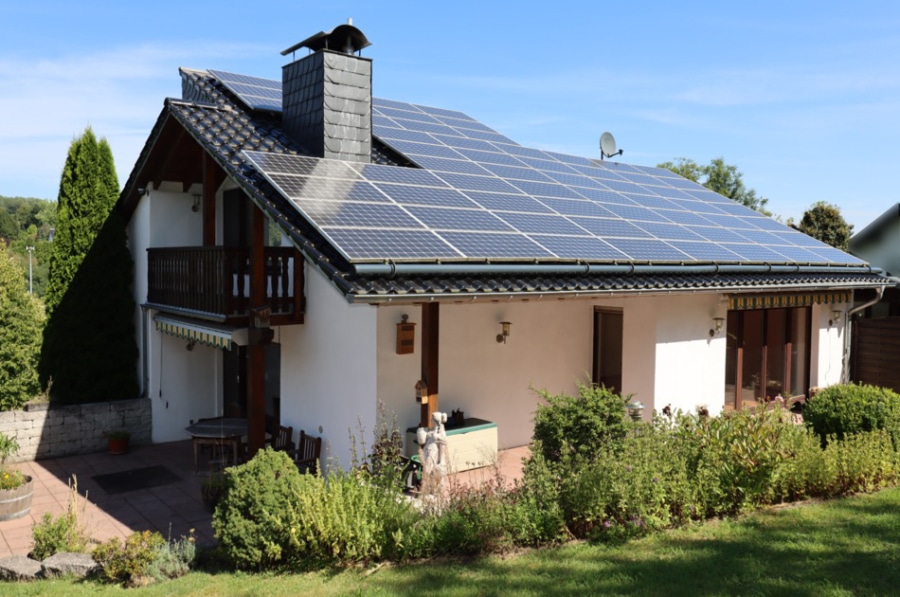 Südansicht - Wunderschönes saniertes Einfamilienhaus mit bis zu 5 Schlafzimmern, PV-Anlage, 3 Garagen und Garten