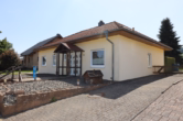 Straßenansicht - Gepflegter Bungalow mit Garage, Terrasse und Garten Büdesheim (2)