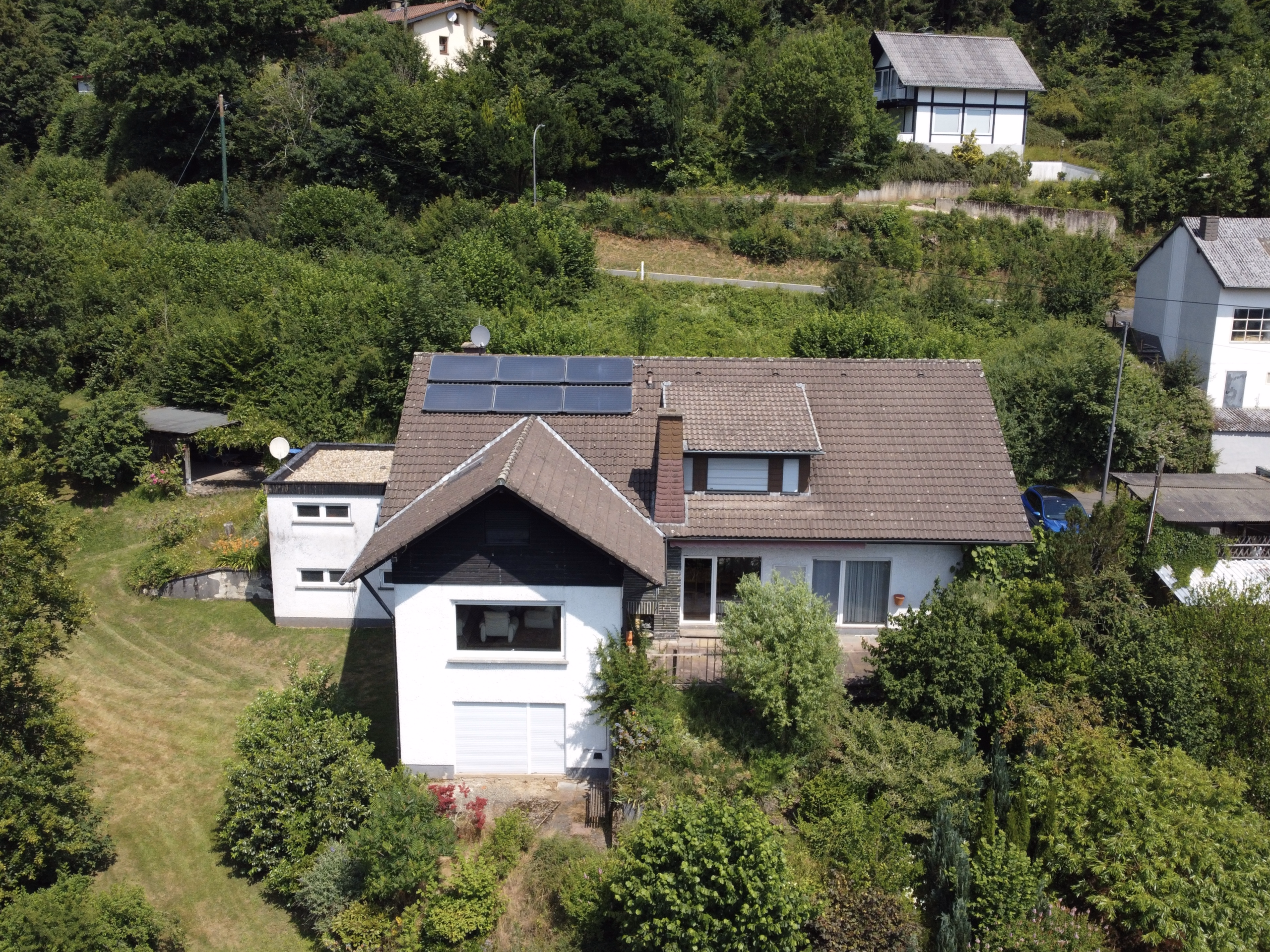 Großes Einfamilienhaus am Ortsrand mit 7 Schlafzimmern und wunderschönem Blick ins Grüne