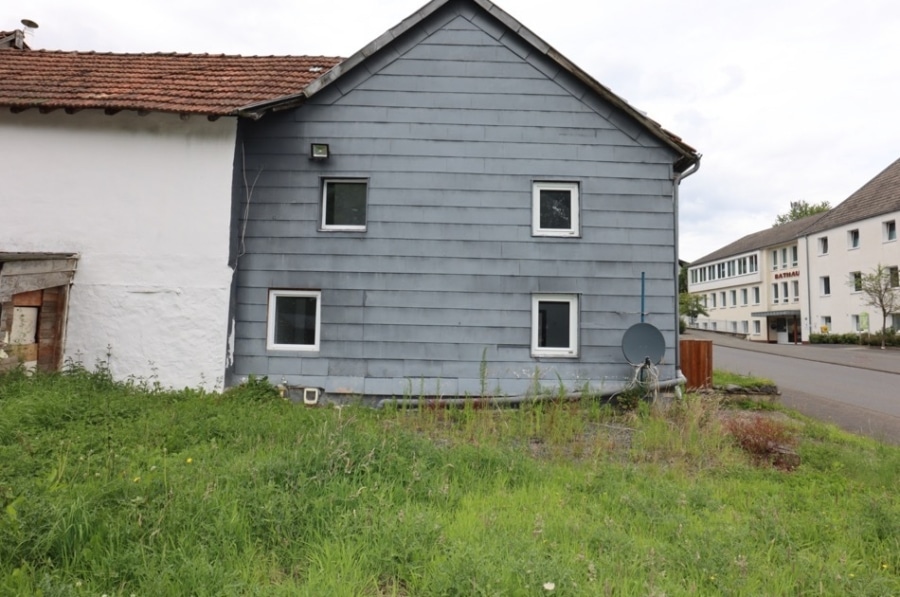 Giebelansicht - Schnuckeliges kleines ehem. Bauernhaus mit Scheune und Garten Schmidtheim (11)