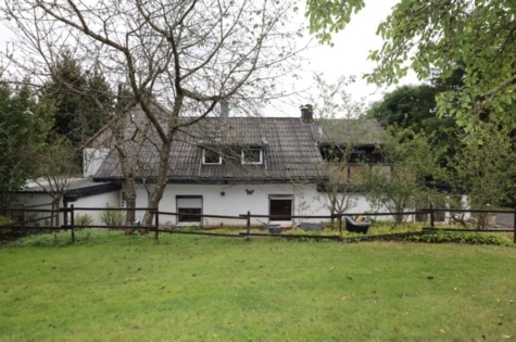 Woonhuis (voormalige schuur) met kleine binnenplaats en voortuin aan de rand van het dorp Basberg, 54578 Basberg, Einfamilienhaus