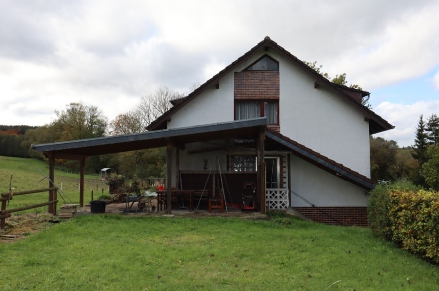 Giebelseite Osten - Eengezinswoning/Meergezinswoning met aanleunwoning, garages en ruime tuin aan de rand van Gees (7)